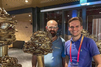 „Tik pasiekusios Jungtinius Arabų Emyratus mano stiklo gėlės, rodos, sudygo, užaugo ir pražydo“, – šypsosi meninę kompoziciją šiuo metu Dubajuje vykstančioje prestižinėje parodoje „EXPO 2020“ pristatantis stiklo menininkas panevėžietis Remigijus Kriukas.