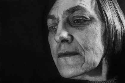 Panevėžietė Elena Mezginaitė spalio pabaigoje būtų šventusi 80-ąjį gimtadienį. Ir, greičiausiai, kartu su būriu draugų bei gerbėjų kėlusi taures, kaip ji viename eilėraštyje rašė „už mus – prakeiktus, šventus, laimingus“.