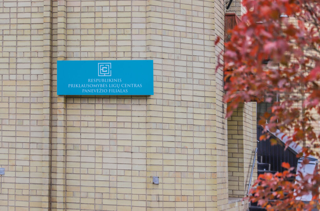 Koronaviruso į kampą įspeistas Respublikinio priklausomybės ligų centro Panevėžio filialas priverstas stabdyti dalį paslaugų. P. ŽIDONIO nuotr.