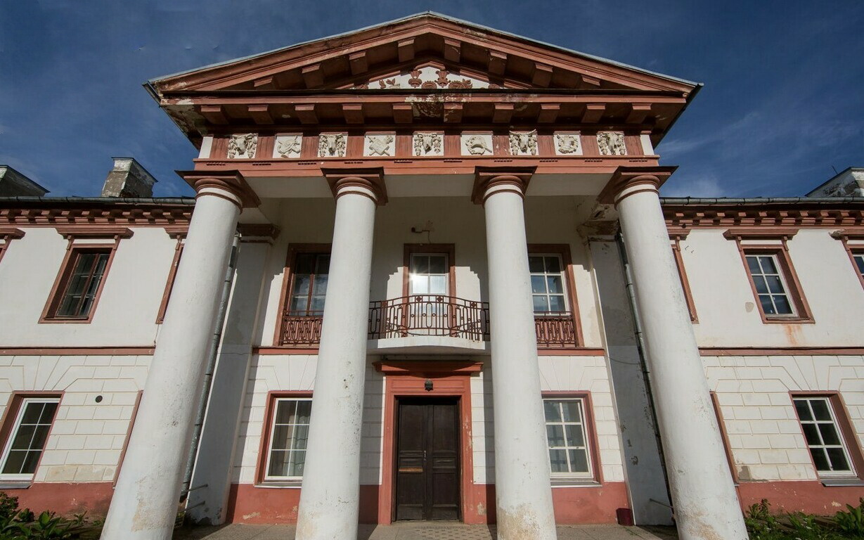 Ant prekystalio vis dažniau atsiduriantys senieji dvarai jau nieko nebestebina. Vasarą pirkėjams už daugiau nei pusę milijono eurų pasiūlytas dar gana gerai išsilaikęs Panevėžio rajono pašonėje esantis vienas didžiausių architektūrinių ansamblių Lietuvoje – Raguvėlės dvaro kompleksas.