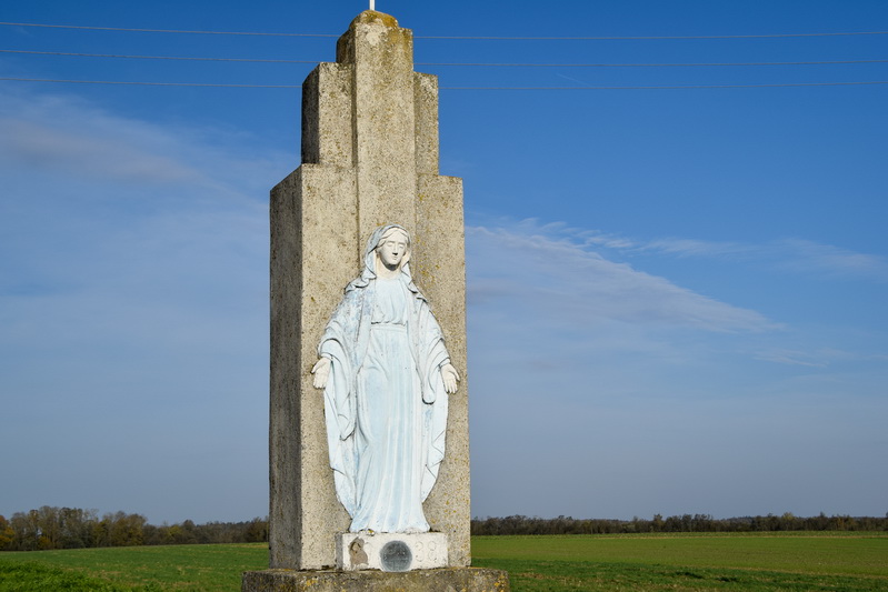 Viena iš legendų pasakoja, kad Vilkų kaime dar XVII a. vaikams ant akmens pasirodė Švč. Mergelė Marija. Vėliau jos garbei dviejų kaimų gyventojai surinko pinigus ir ypatingą vietą pažymėjo pastatydami paminklą. S. VERTELKOS nuotr. 