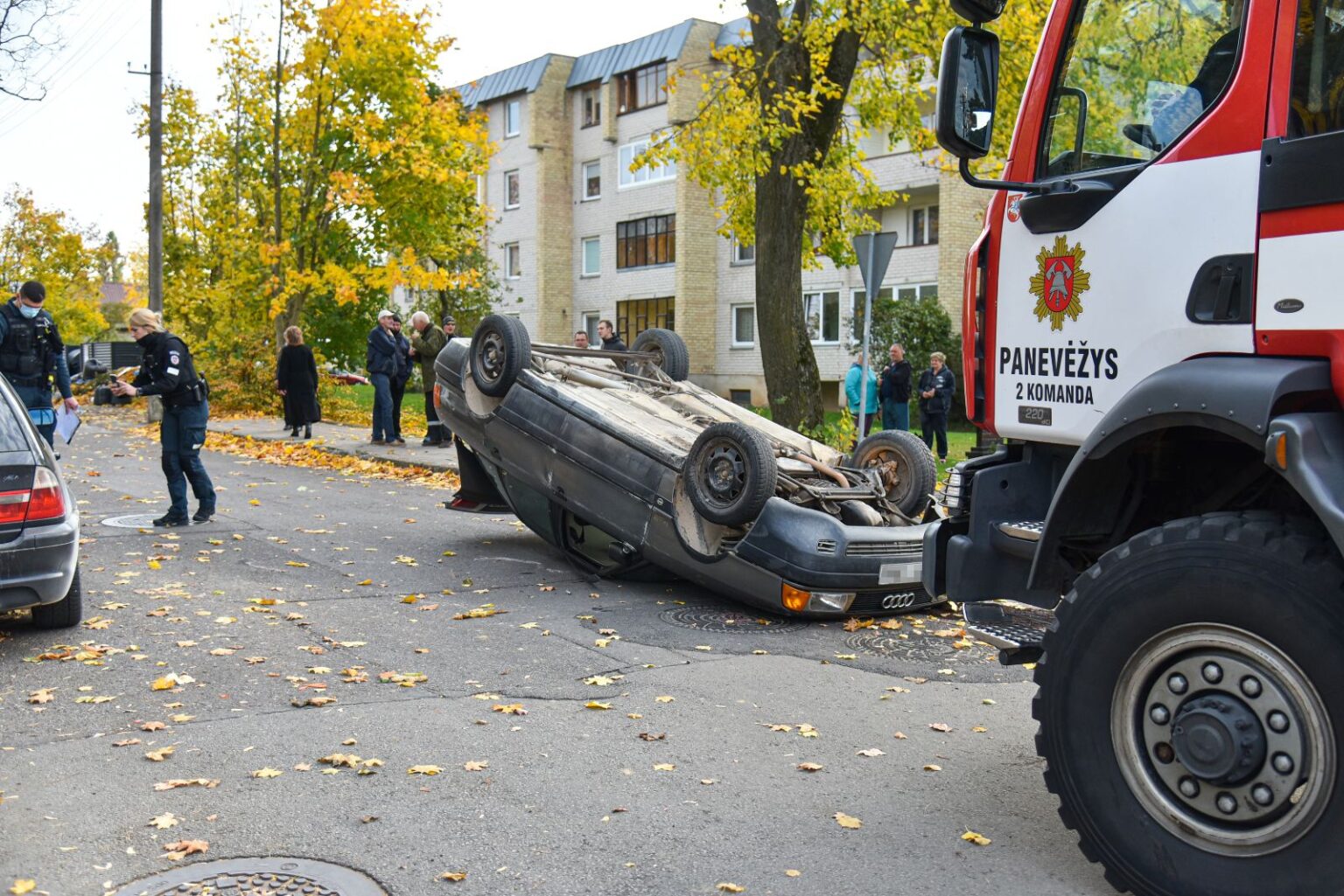 Panevėžyje trečiadienį, baigiantis darbo dienai, Krekenavos gatvėje į stovintį automobilį atsitrenkusi „Audi“ vertėsi ant stogo. Per avariją nukentėjo du žmonės.