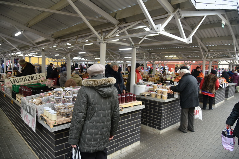 Nors Panevėžio centrinėje turgavietėje ūgtelėjo pirkėjų srautas, prekybininkai tokią tendenciją sieja ne su galimybių paso ribojimais, o metų laiku. P. ŽIDONIO nuotr.