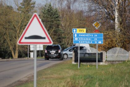 Klastingoje, gausiomis avarijomis, tarp jų ir tragiškomis, garsėjančioje Krekenavos sankryžoje nelaimėms kelią užkirsti bus bandoma greitį ribojančiais kalneliais. Vienas jų įrengtas kelyje, kuriuo nuo Panevėžio atvažiuojama į Krekenavą, antrasis – Pušyno gatvėje, ja lemtingoji sankryža privažiuojama vykstant nuo Vilainių.