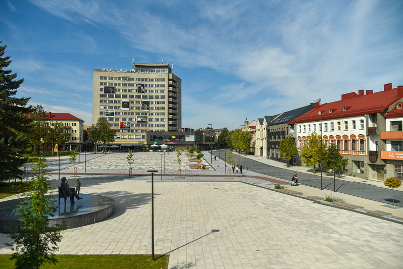 Išpuoselėtos Laisvės aikštės žavesį temdo jaunųjų ekstremalų neoficialios treniruotės. Panevėžiečiai apstulbę: riedlentėmis, dviračiais ir paspirtukais siaučiantys paaugliai nesibodi trankytis net per Juozo Miltinio paminklą. I. STULGAITĖS-KRIUKIENĖS nuotr.