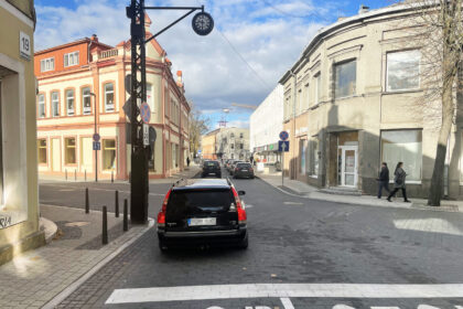 Panevėžyje ryškėja nauja tendencija – vairuotojai pradėjo masiškai ignoruoti stovėjimą draudžiančius ženklus ar kelio žymėjimus. Nors kasdien dėl to surašoma po kelias dešimtis protokolų, pažeidėjų gretos ne mažėja, bet auga kone geometrine progresija.