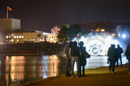 Nors viena gražiausių Panevėžio vietų – Senvagė virtusi didele statybų aikštele, kiekvieną penktadienio ir šeštadienio vakarą panevėžiečiai masiškai į ją plūsta atsiliepę Savivaldybės kvietimui pasigrožėti įspūdingu fontanu. Panevėžietė Galina su broliene atėjusi pasigrožėti jo šokiu, šio taip ir nepamatė.