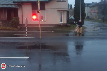 2021-11-03 apie 16.10 val. Panevėžyje, J. Basanavičiaus g., nenustatytas automobilis kliudė, per pėsčiųjų perėją, ėjusią pėsčiąją ir po eismo įvykio pasišalino.