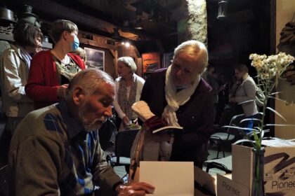 Juozą Brazauską Panevėžyje gerai pažįsta ištisos kartos: kone keturis dešimtmečius mokytojas vedė auklėtinius istorijos vingiais. Panevėžietis pedagogas buvo pirmasis, ėmęsis ypatingos misijos šaliai tapus nepriklausoma – parengti Lietuvos istorijos vadovėlius, pasakojančius tiesą.