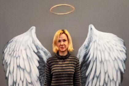 „Esu Jurga. Visada prisistatau vardu. O kas esu po tuo vardu? Tikriausiai per pusę – mama ir interjero dizainerė“, – kukliai šypsosi Jurga Krikščiokaitytė.