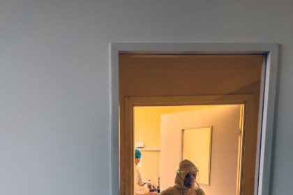 Keturis dešimtmečius ligų neregėjęs žinomas Panevėžio fotomenininkas, karate juodo diržo meistras Valentinas Pečininas visada tikėjo, kad fizinis aktyvumas ir meditacija gali įveikti bet ką, net dabarties siaubą – koronavirusą. Vis dėlto COVID-19 ir jam nepavyko išvengti. Vos prieš porą dienų iš ligoninės sugrįžęs 62-ejų V. Pečininas sako dabar turintis naują misiją.