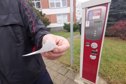 Automobilių stovėjimo vietų trūkumą Panevėžyje bandoma išspręsti daugiau nei keturiomis dešimtimis parkomatų.