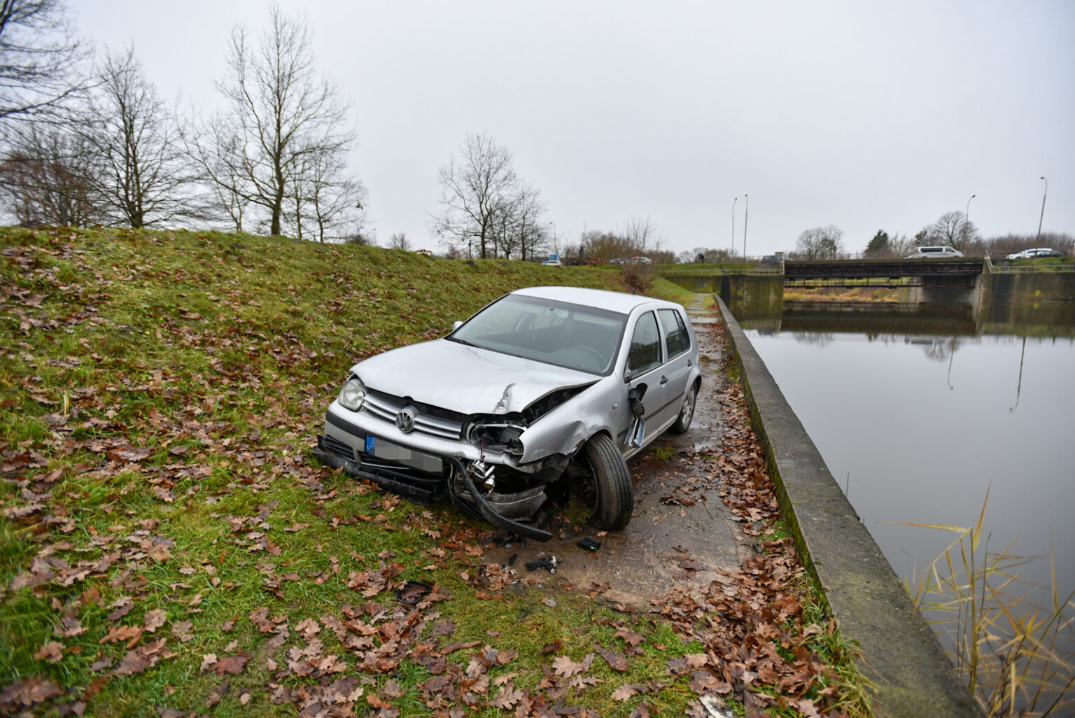 Panevėžyje nuo kelio nulėkusį automobilį nuo didesnės nelaimės apsaugojo betoniniai užtvankos bortai.