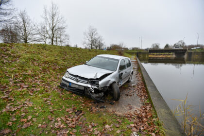 Panevėžyje nuo kelio nulėkusį automobilį nuo didesnės nelaimės apsaugojo betoniniai užtvankos bortai.