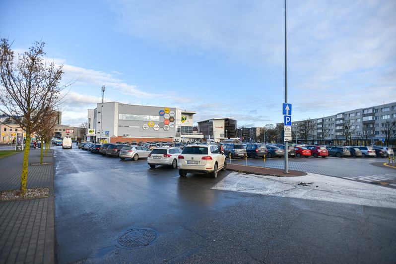 Dar prieš keletą metų buvo svarstyta privačiam investuotojui mainais už naują autobusų stotį leisti statyti daugiaaukštę automobilių stovėjimo aikštelę – po 90 vietų kiekviename aukšte ir apie 1000 kvadratinių metrų komercinio ploto apačioje. Savivaldybė teigia apie tokį planą nebegalvojanti. P. ŽIDONIO nuotr. 