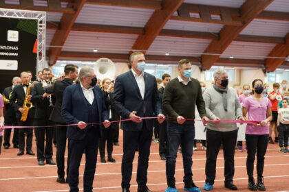 Panevėžio miesto meras Rytis Račkauskas, Lietuvos paralimpinio komiteto prezidentas Mindaugas Bilius, disko metikas, LR Seimo narys Virgilijus Alekna ir kiti garbūs svečiai iškilmingai atidarė lengvosios atletikos maniežą.