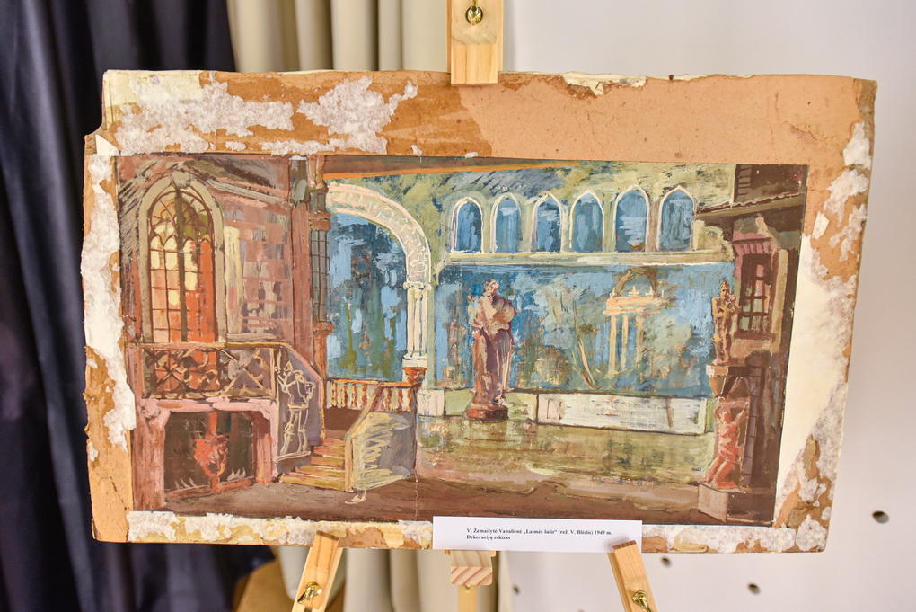 Juozo Miltinio palikimo studijų centre eksponuojami Jono Surkevičiaus scenovaizdžių bei kostiumų eskizai, sukurti Juozo Miltinio vadovaujamo Panevėžio dramos teatro spektakliams nuo 1942-ųjų iki 1949 metų. P. ŽIDONIO nuotr.