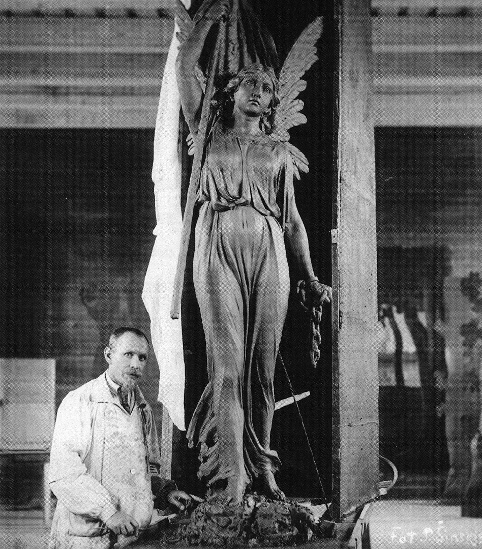 Juozas Zikaras prie kuriamos „Laisvės“ statulos Panevėžio valstybinės gimnazijos sporto salėje. P. ŠINSKIO/ PANEVĖŽIO JUOZO BALČIKONIO GIMNAZIJOS ISTORIJOS MUZIEJAUS nuotr.