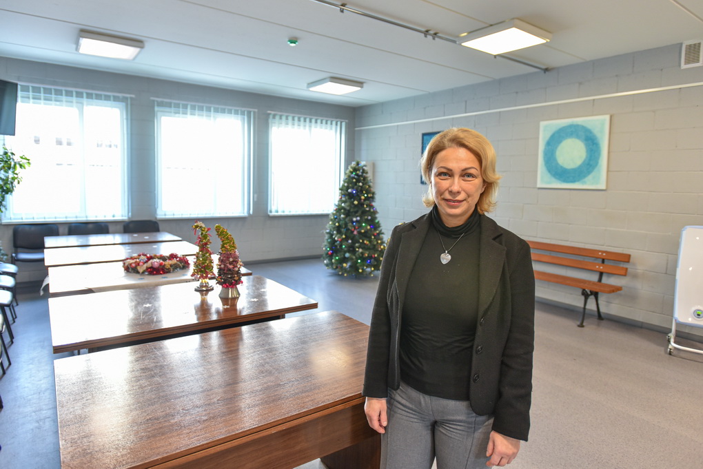 Pasak Linos Kazokienės, Socialinių paslaugų centras sulaukė nustebinusios dovanos – siuvimo įmonė pasiūlė 200 šiltų žieminių striukių, kuriomis bus aprengti ir Nakvynės namų gyventojai. P. ŽIDONIO nuotr. 