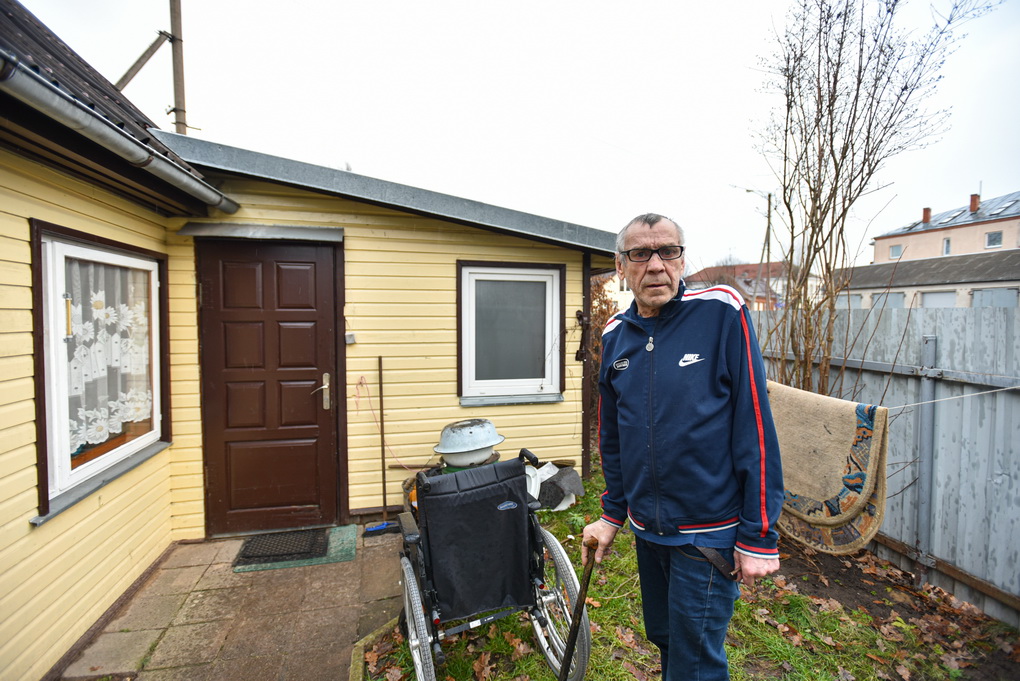 Nedidelio medinio namo dalyje gyvenantis neįgalus panevėžietis vieną dieną pabudo nuo pjūklo garsų ir neberado namo sienos. P. ŽIDONIO nuotr.
