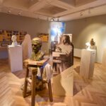 Juozo Zikaro sukurtų skulptūrų, nufotografuotų ir sukabintų ant „Panevėžio“ viešbučio fasado, turbūt bus nepastebėjęs tik retas praeivis. O fotografijose matomų skulptūrų modelius, kaip ir kitus šiam pirmuoju profesionaliu Lietuvos skulptoriumi įvardijamam kūrėjui priklausančius daiktus, galima pamatyti Panevėžio kraštotyros muziejuje įrengtoje improvizuotoje J. Zikaro studijoje.