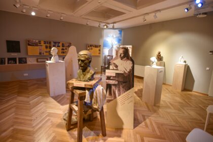 Juozo Zikaro sukurtų skulptūrų, nufotografuotų ir sukabintų ant „Panevėžio“ viešbučio fasado, turbūt bus nepastebėjęs tik retas praeivis. O fotografijose matomų skulptūrų modelius, kaip ir kitus šiam pirmuoju profesionaliu Lietuvos skulptoriumi įvardijamam kūrėjui priklausančius daiktus, galima pamatyti Panevėžio kraštotyros muziejuje įrengtoje improvizuotoje J. Zikaro studijoje.