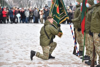 Panevėžio miesto širdyje – Laisvės aikštėje – tarnauti Lietuvai prisiekė Lietuvos kariuomenės mechanizuotosios pėstininkų brigados „Geležinis Vilkas“ Karaliaus Mindaugo husarų bataliono nuolatinės privalomosios pradinės karo tarnybos kariai.