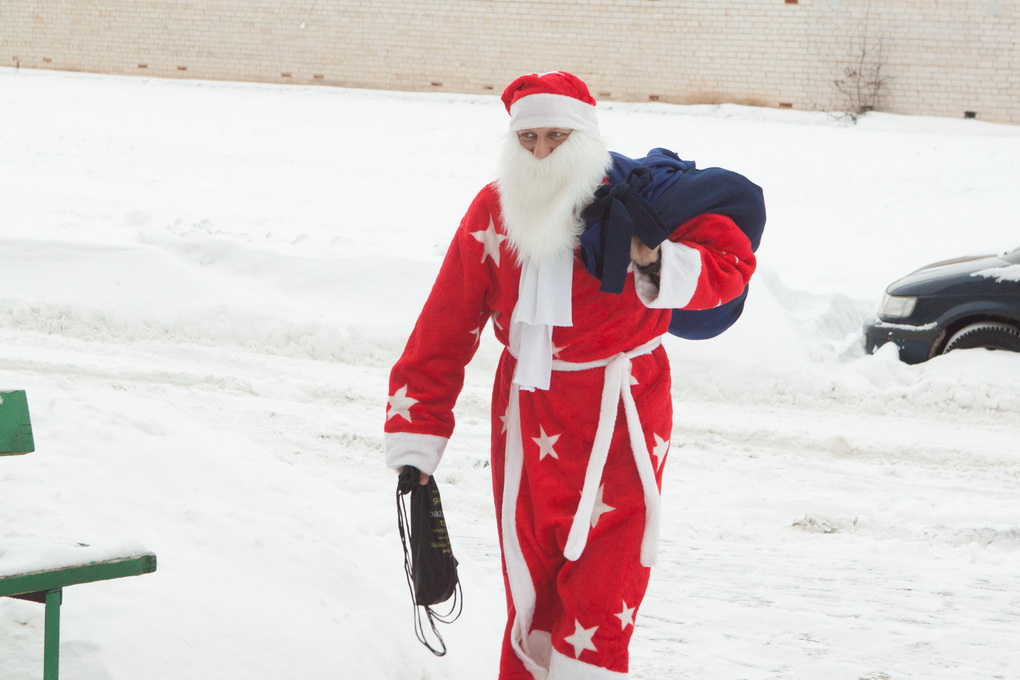 Pandemija pakoregavo ilgaamžes tradicijas – vaikai Kalėdų Seneliui nebedeklamuoja eilėraščių, o ir patį svečią iš Laplandijos pamato tik pro darželio langus. A. REPŠIO nuotr.