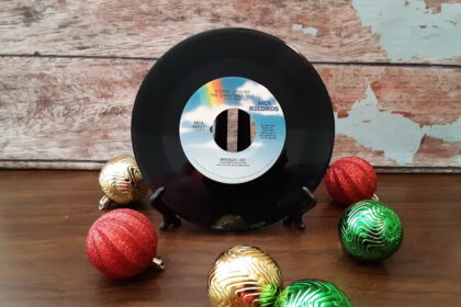 Kalėdų muzika išties turi labai ilgą istoriją, prasidėjusią nuo pagoniškų ritualų prieš šimtmečius. Šios tradicijos išsivystė su šv. Pranciškaus Asyžiečio gimimo pjesėmis XIII amžiuje ir išliko