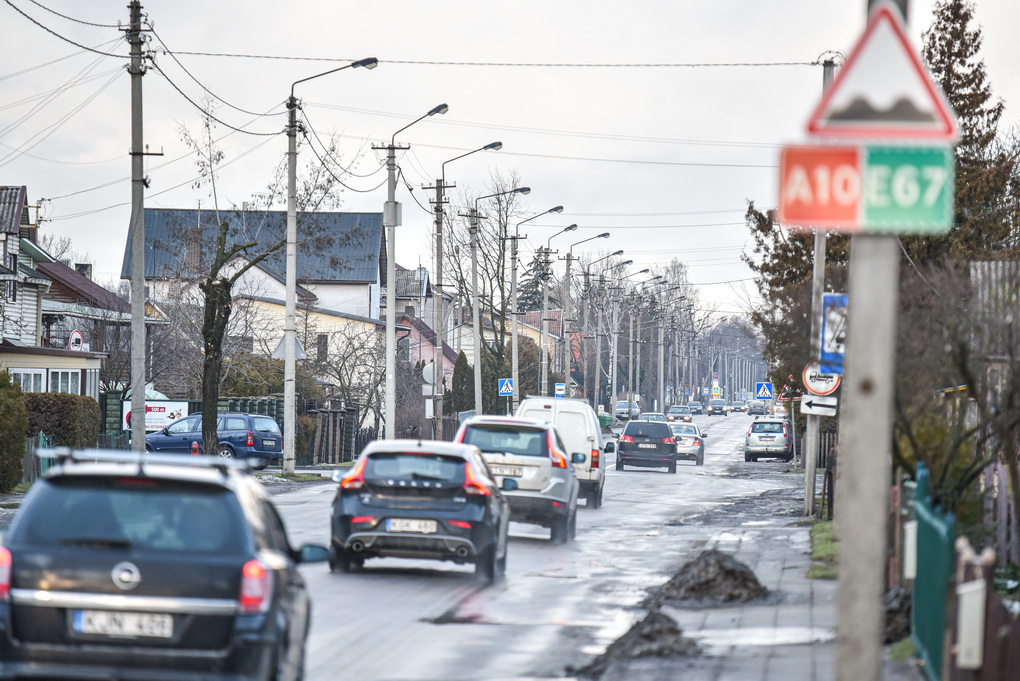 Apgailėtinos būklės Smėlynės gatvė rengiamasi remontuoti etapais ir pradėti nuo galo. P. ŽIDONIO nuotr. 