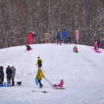 Kartu su kalendorine žiema iškritęs sniegas nubalino ne tik miškus bei pievas, bet ir Panevėžį. O svarbiausia – Kultūros ir poilsio parką, kuriame, kartu su šaltuku, nutiesė žiemos pramogų kelius ir kalnelius.