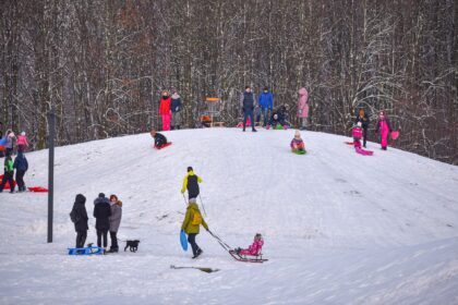Kartu su kalendorine žiema iškritęs sniegas nubalino ne tik miškus bei pievas, bet ir Panevėžį. O svarbiausia – Kultūros ir poilsio parką, kuriame, kartu su šaltuku, nutiesė žiemos pramogų kelius ir kalnelius.