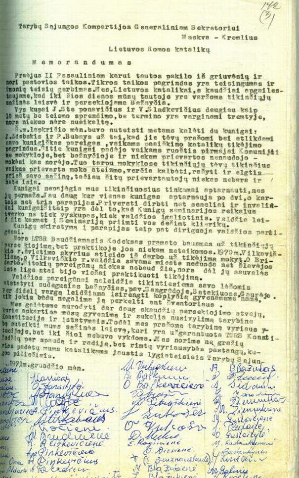 1971 metų gruodžio mėnesį paskelbtas Lietuvos Romos katalikų memorandumas Tarybų Sąjungos komunistų partijos generaliniam sekretoriui, reikalaujantis sąžinės, spaudos ir žodžio laisvių garantijos. Į istoriją šis dokumentas pateko kaip Septyniolikos tūkstančių memorandumas. LIETUVOS YPATINGOJO ARCHYVO (LYA) nuotr.