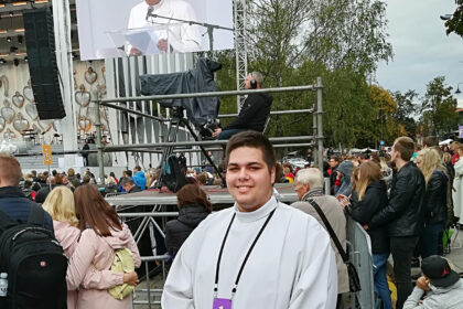 Vos baigęs gimnaziją panevėžietis Arminas Ruzas nedrąsiai, net šeimos nariams nė žodžiu neužsiminęs, pravėrė kunigų seminarijos duris. Ten vieną dieną suprato, jog atsiduoti tarnystei derėtų įgavus daugiau ne tik dvasinės, bet ir gyvenimiškos patirties. Su seminarija jis atsisveikino ir dabar nusiteikęs tapti paramediku – gelbėti ne žmonių sielas, o gyvybes.