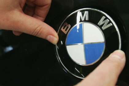 Į Panevėžį įsisuko naktiniai plėšikai. Policiją masiškai užplūdo pranešimai apie apvogtus vienos markės automobilius.