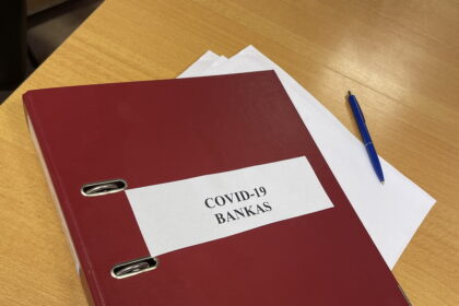 Bemaž pusantrų metų šalyje galiojanti tvarka, kai einant į uždaroje vietoje vykstantį renginį kiekvienam privalu užrašyti savo vardą, pavardę ir telefoną, pradeda išsigimti.