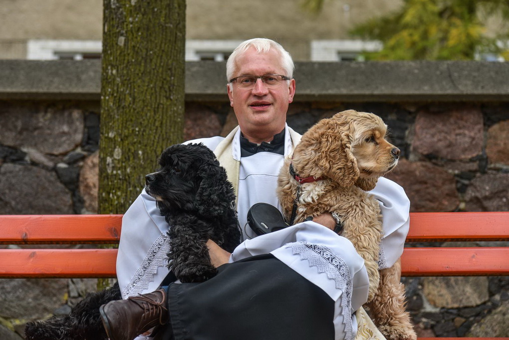 Klebonas Romualdas Zdanys maldos namų situacijos nevadina išskirtine. Anot jo, sąskaitos išgąsdino ne daugiau ir ne mažiau nei eilinį gyventoją. P. ŽIDONIO nuotr. 