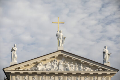 Lietuvoje siaučiant smarkiam vėjui, nuplėšta dalis Vilniaus katedros stogo. Apie tai penktadienį feisbuke pranešė Vilniaus arkivyskupija.