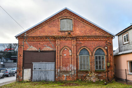 Kone pačiame Panevėžio centre, M. Valančiaus gatvėje stūksanti raudonplytė šimtametė sinagoga nuo šiol bus vadinama tikruoju Toros draugijos vardu. Tačiau net ir atkūrus istorinį teisingumą, miesto istorinėje dalyje griūvančio paveldo dar po kelių dešimtmečių gali tiesiog nebelikti. 