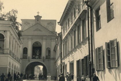 Sovietmečiu valdžiai pradėjus kovą su „opiumu liaudžiai“, tautinės mažumos turėjo mažai galimybių išlaikyti savo religines bendruomenes ir pasipriešinti ateizacijai.