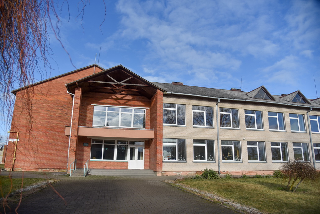 Jau antrus metus ištuštėję buvusios mokyklos Berčiūnuose pastatai laukia savo eilės aukcione. P. ŽIDONIO nuotr. 