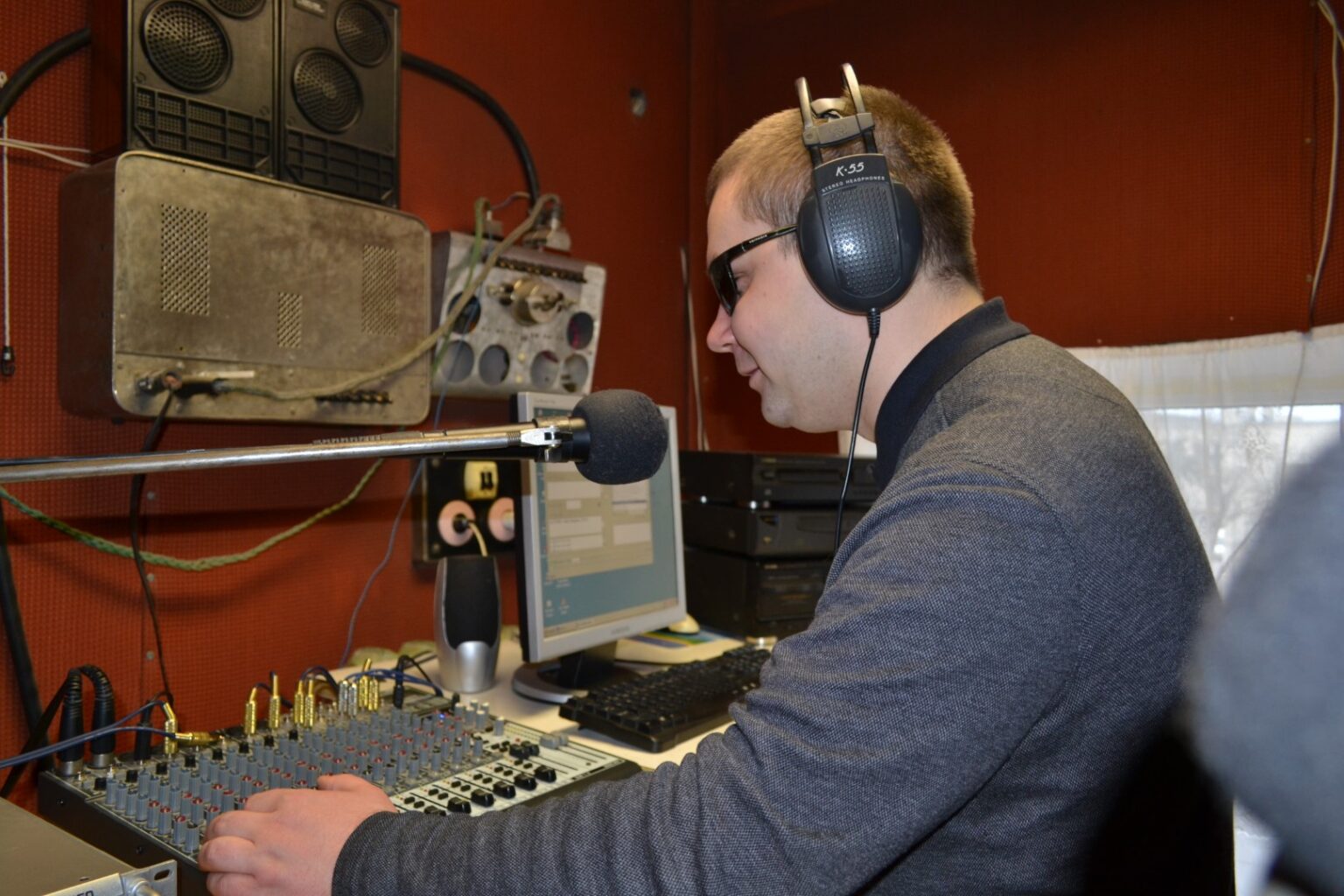 Tikriausiai nedaugelis žino, kad vienintelė Lietuvoje aklųjų ir silpnaregių radijo stotis „Regovitus“ transliuojama iš Aukštaitijos sostinės.