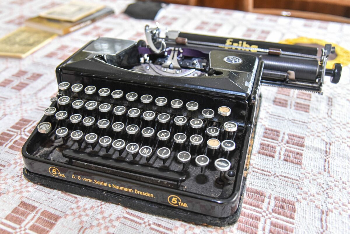 Senelio spausdinimo mašinėle R. M. Urbonavičienė ir pati rašiusi, kol nebuvo kompiuterių. P. Židonio nuotr.