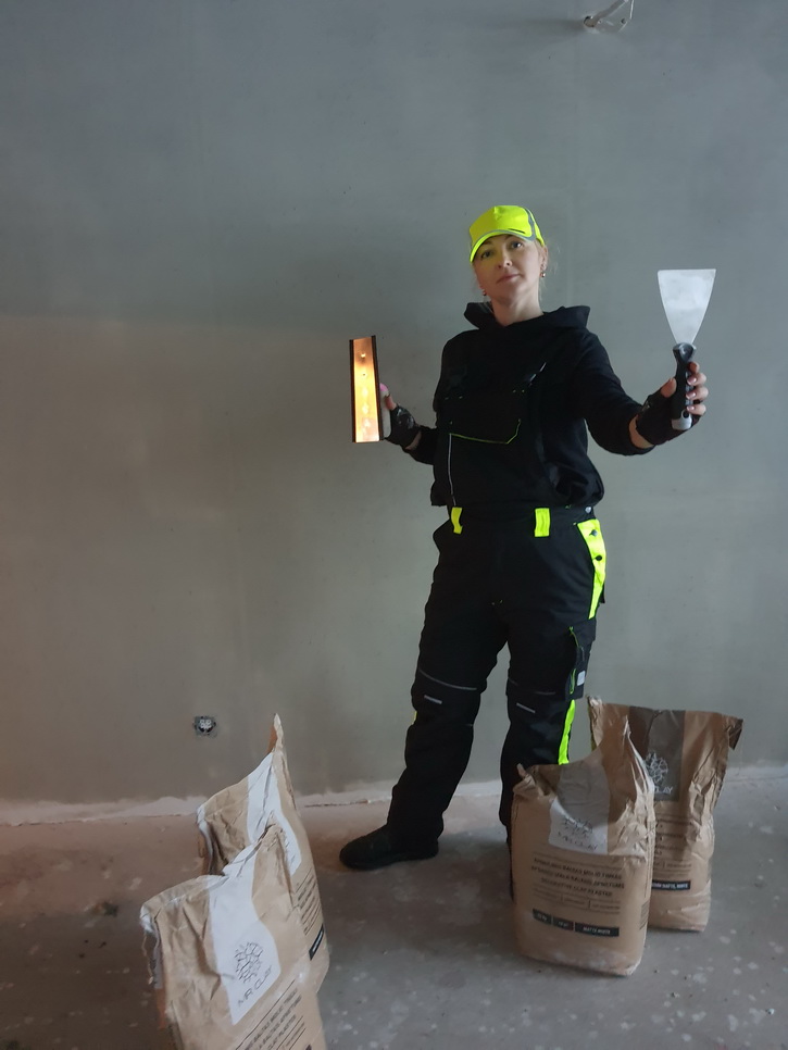 Anot Ingridos Lipnickienės, jų naujuose namuose labai gera ir jauku, nes prie statybos prisidėjo visa šeima. Tinkavimo mentelę į rankas ėmė ir pati. ASMENINIO ALBUMO nuotr.