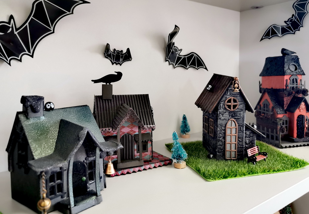 Viktorija daiktus antram gyvenimui prikelia kurdama Hario Poterio tematikos rankdarbius. Taip švarkas virsta albumo viršeliu, seni raktai, sagos, kabliukai, buteliukai, kriauklytės, šakelės – dekoro detale, kartoninė dėžė – atviruko, dėželės ar namelio pagrindu. ASMENINIO ALBUMO nuotr.