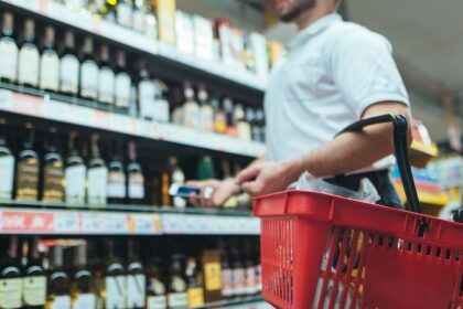 Lietuvos verslo konfederacijos (LVK) viceprezidentas Marius Dubnikovas įsitikinęs, kad šiuo metu šalyje patvirtinta ilgametė alkoholio akcizų didinimo politika, numatanti, kad iki 2024 metų (lyginant su 2016 metais) alaus akcizas padidės 182 proc., vyno (iki 15 proc.) – 181 proc., o stipraus alkoholio – 82 proc., lemia tai, kad gyventojai vis dažniau renkasi būtent stipriuosius alkoholinius gėrimas.