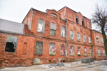 Jau kurį laiką Panevėžio istorinį konservų fabriką pardavinėjantys verslininkai, nesulaukę pirkėjų, žada per šiuos metus parengti naują jo gaivinimo projektą ir stebisi, kad su jais nesuderinę menininkai paskelbė planuojantys šioje vietoje muzikinį pasirodymą. 