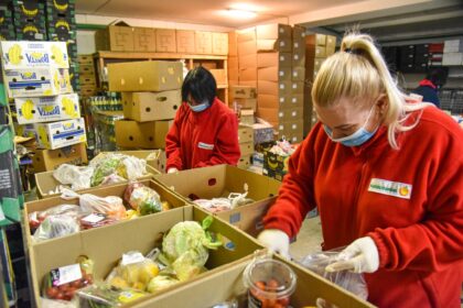 Pandemijai, o paskui ir įvestam galimybių pasui išbaidžius labdarą skirsčiusius „Maisto banko“ savanorius, ši organizacija ieško net kelių dešimčių pasišventėlių Panevėžyje.