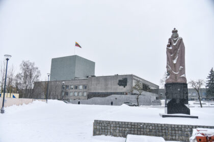 Šį savaitgalį keliuose eismo sąlygos bus sudėtingos ir nepastovios. Šeštadienį bus sulaukta iš Vakarų ateinančio vieno ciklono, o sekmadienį – kito, kurie kels sunkumų vairuotojams ir pareikalaus intensyvesnio kelius prižiūrinčiųjų specialistų darbo, įspėja Lietuvos automobilių kelių direkcija. Šie ciklonai atneš nepastovių kritulių, dėl kurių kelio dangos būklė gali sparčiai kisti.