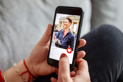 Žiūrimumo rekordus mušančiame dokumentiniame filme „The Tinder Swindler“ vaizduojama sunkiai suvokiama realybė apie į sukčiaus pinkles patekusias moteris, jam pervedusias milijonus eurų. Visgi finansinių nusikaltimų prevencijos ekspertų teigimu, ši istorija – tik viena iš daugelio, vykstančių kasdien.